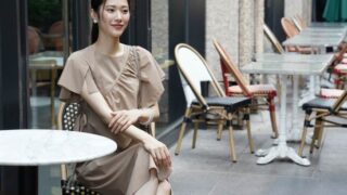 取り外しフリルで、上品スタイルも華やぎスタイルも！ 着こなしのアレンジを楽しめる“バタフライワンピース”